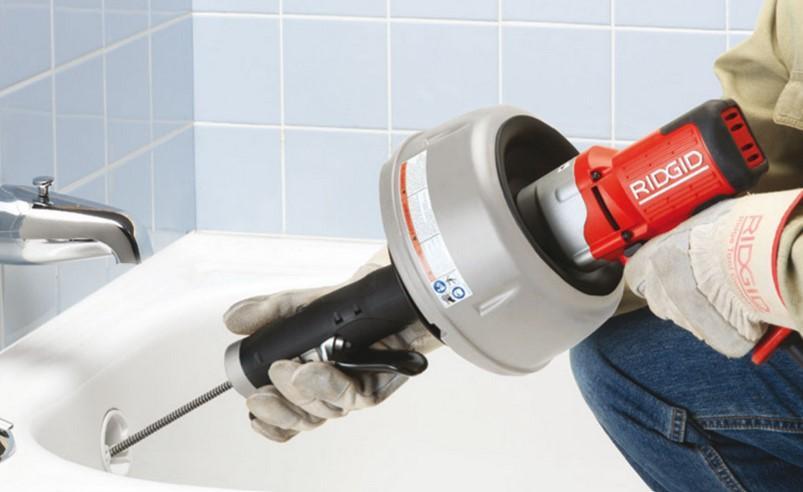 Découvrez cinq moyens efficaces pour déboucher un évier