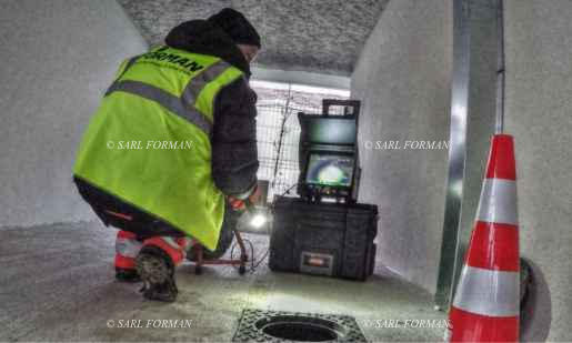 Le Plombier Se Prépare à Résoudre Le Problème Dans L'égout Avec Une Caméra  Portable Pour L'inspection Des Tuyaux